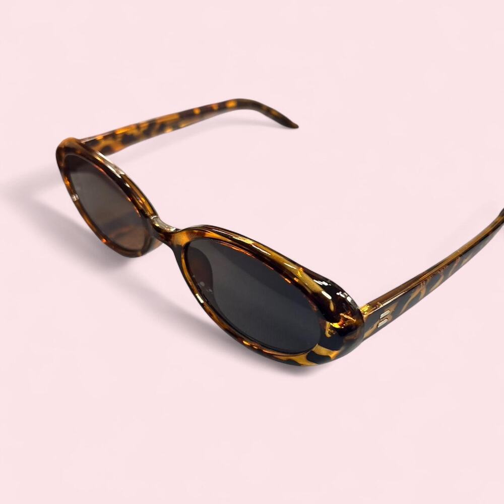 Sunglasses Tortoiseshell Oval Vintage Style Classic Cleqn girl